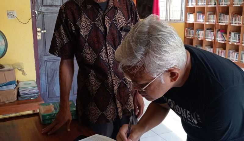 Kasra Jaru Munara memberikan Bantuan Buku ke Perpustakaan Gembira Desa Lakomea
